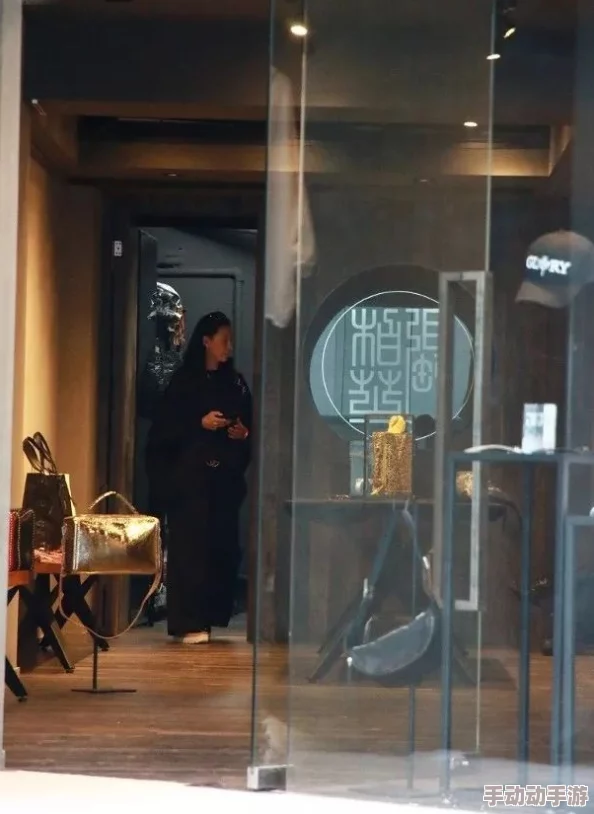 日产精品秘 入口：某明星曾在此购物，疑似与店主有不正当关系