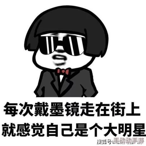 兰姨捂着嘴怕发出声音吵到邻居，心中默念着“安静是福”以求内心的平静与和谐生活