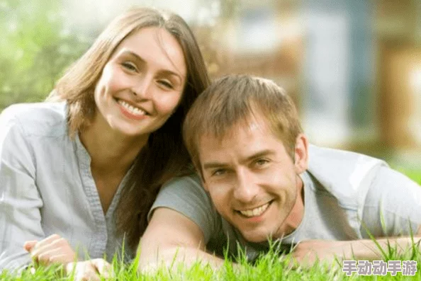 男生和女生一起擦擦很疼痛的游戏，挑战极限体验与友谊的考验，感受刺激与欢乐交织的时刻