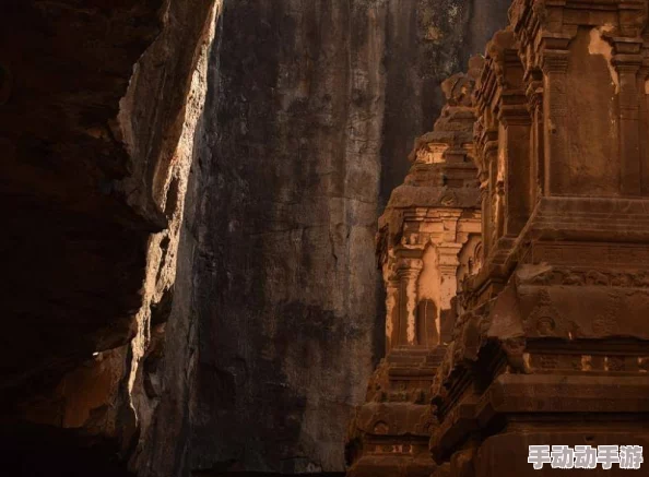 腐烂藤蔓在神庙哪里？网友热议：这是否暗示着古文明的衰落与自然力量的无情？