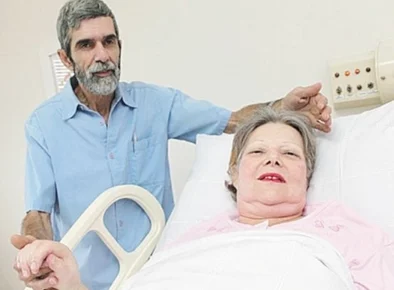 多毛老妇:探讨遗传因素与激素水平对女性多毛症的影响及其心理社会适应性研究 多毛老妇:探讨遗传因素与激素水平对女性多毛症的影响及其心理社会适应性研究