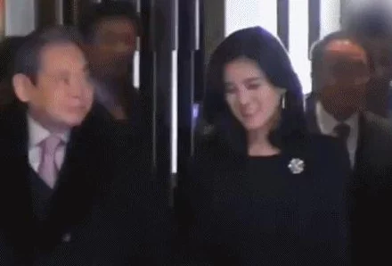 黑料专区 - 往期内容：某明星被曝与神秘富豪秘密约会，背后真相引发网友热议！