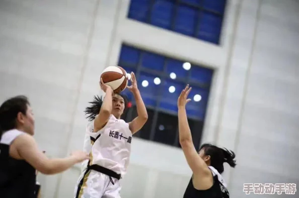 高中女篮比赛盛轮轩文：队员私下恋情曝光，教练团内部矛盾激化，引发球队分裂传闻