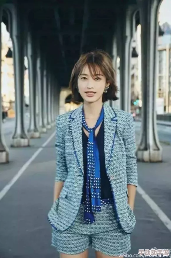 超级伦亲吕红刘海：新一季时尚潮流引领者，展现独特风格与个性魅力的全新进展