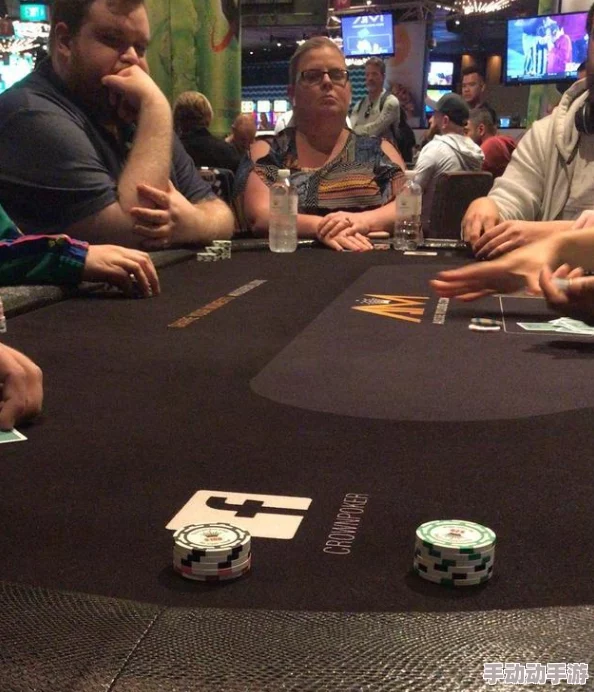 打扑克不盖被子剧烈运动！某明星在赌场上被拍到失控大玩扑克，引发疯传闹剧
